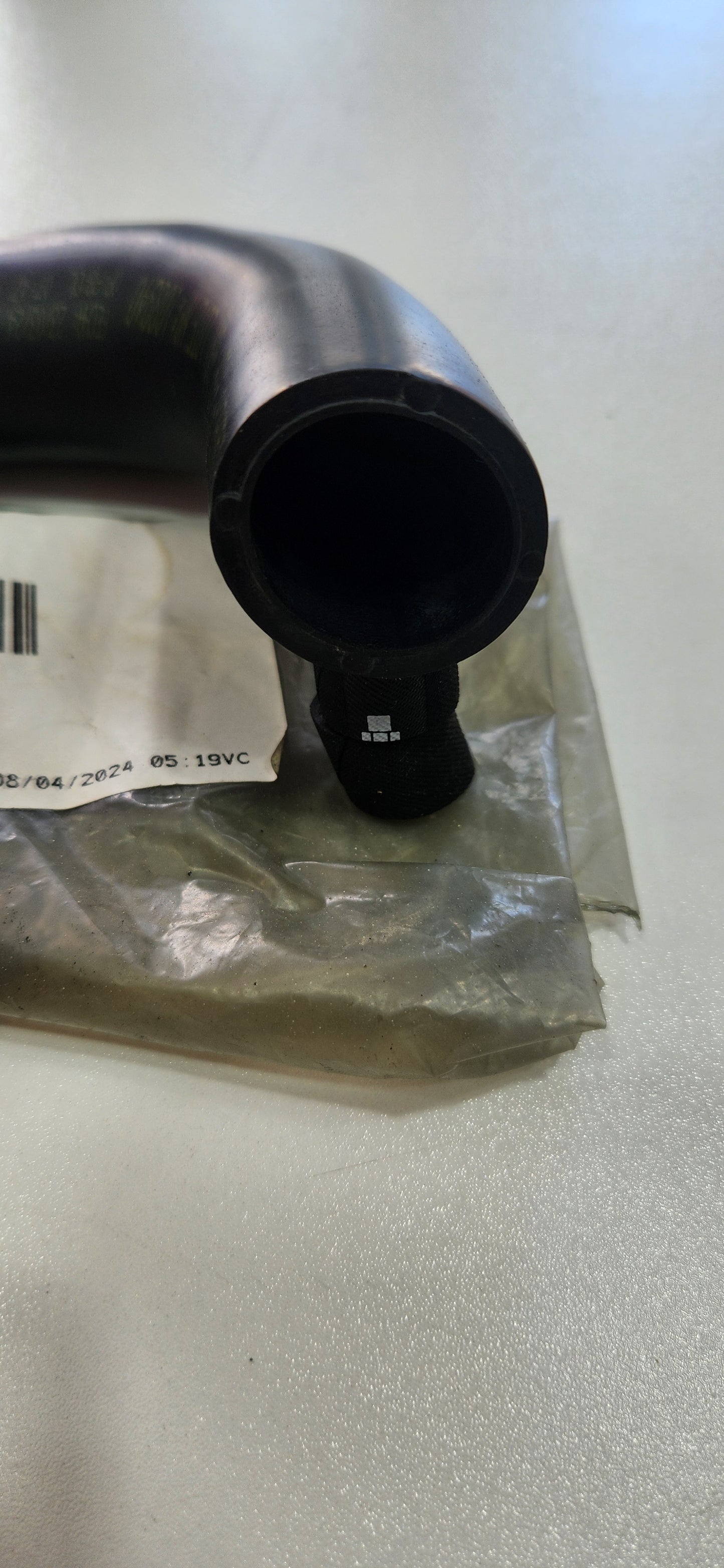 MANGUERA DESFOGUE GASES CHEVROLET OPTRA / AVEO / CIELO CODO 90 NBR (TX0416;MGM058R / MGC008R)