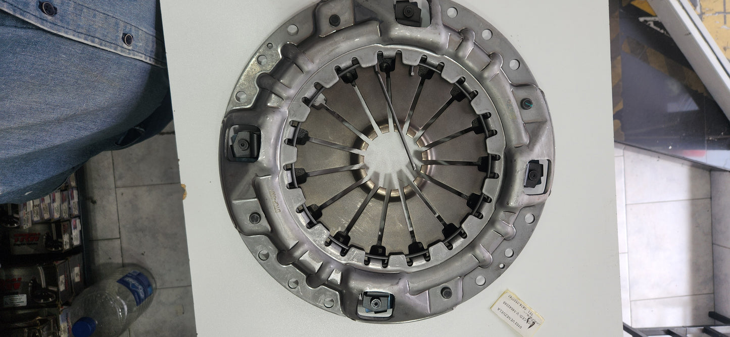 DTCP-0001 PLATO DE PRESÓN DE CROCHE LYC ISUZU NPR 4HG1T 14 ESTRIA (SLINE) 8-98040093-0